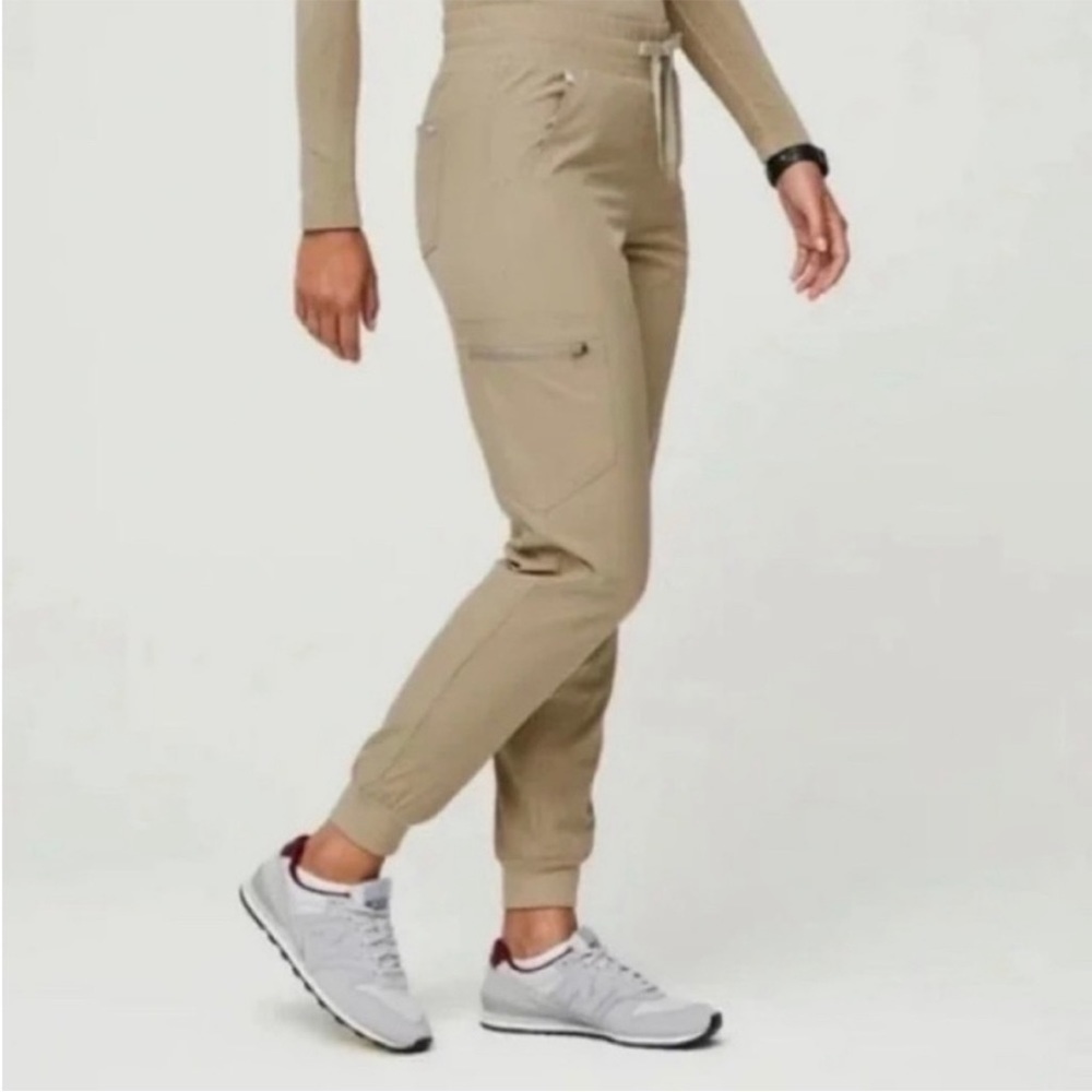 Figs Zamora High Waisted FIONLITE Lined Jogger
Scrub Pants XS Light Oak - Picture 2 of 10